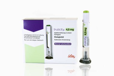 HUETTENBERG, GERMANY - 05 Eylül 2025: Tip 2 diyabet tedavisi ve kilo vermek için Dulaglutide Pens içeren 4,5 mg gerçeklik kutusu.