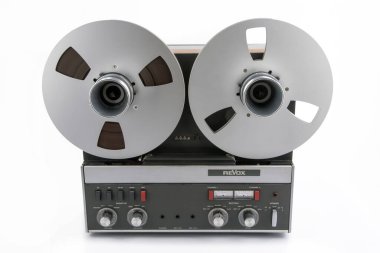 HUETTENBERG, GERMANY, 12 Mayıs 2025: Güzel Vintage REVOX A 77 makara to makara beyaz arka planda büyük Spools