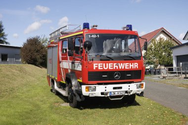 HUETTENBERG, GERMANY - 13 Eylül 2025: Küçük bir köyde Alman kırmızı itfaiye aracı acil durum aracı yangını.