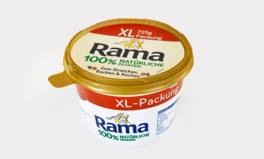 HUETTENBERG, GERMANY, 12 Mayıs 2025: Rama Margarine% 100 Doğal tereyağlı margarin.