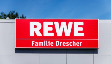 KAPPELN, ALMANY - 20 Mayıs 2024: REWE Facade 'de reklam. REWE Grubu, Almanya 'nın Köln kentinde yer alan bir Alman perakende ve turizm kooperatifi..