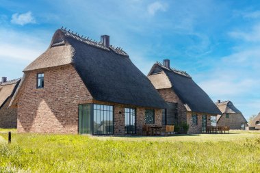 GELTING, ALMANY - 14 Mayıs 2024: Sazlı çatıları olan Reetdorf Geltinger Birk kompleksi.