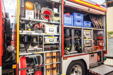 Endüstriyel İtfaiyeci Aletleri ve Ekipmanları açık bir itfaiye aracında