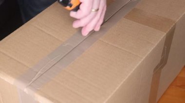 Retro teyp içerisinde çalan eski bir ses kasetinin yakın plan görüntüsü