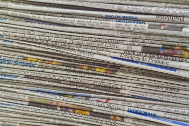 Alman gazetesinin bir yığının görüntü