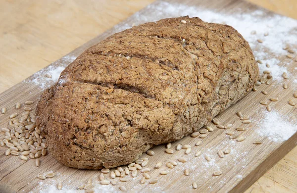 Fresh Baked Load Bread Sitting Cutting Board — Stock Photo, Image