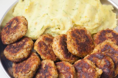 Patates püresi ve pirzola ile yakın plan.