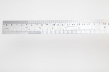 Metre ve santimetre üzerine santimetre olan paslanmaz çelik cetvel ve kopyalama alanı