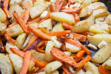 Taze fırınlanmış havuçlu patatesleri yakından çek. 