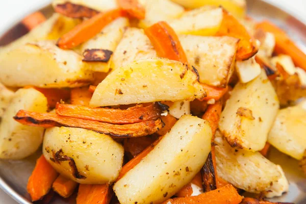 Крупним Планом Тарілку Свіжоспеченою Картоплею Морквою Білому — стокове фото