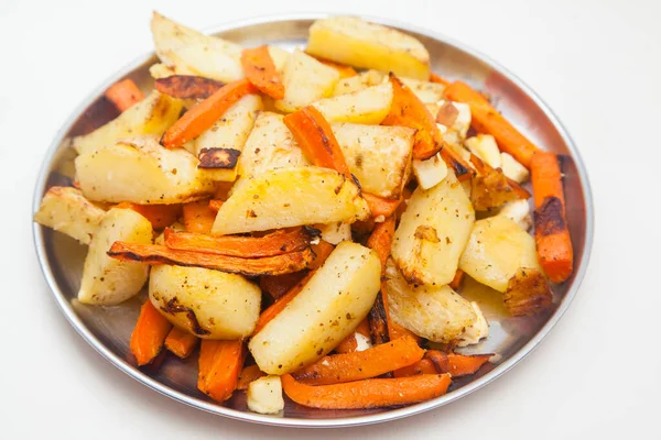 Тарілка Свіжоспеченою Картоплею Морквою Білому — стокове фото
