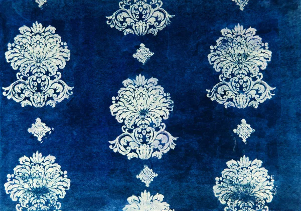 Stilisiertes Dunkles Königliches Ornament Auf Papier Vor Blauem Hintergrund — Stockfoto