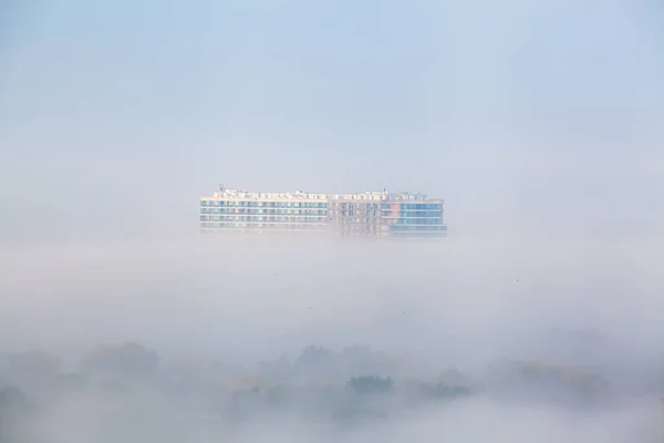 Grattacielo Costruzione Nella Nebbia — Foto Stock
