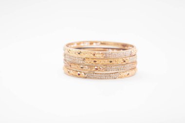 Beyaz arkaplanda altın bilezikler