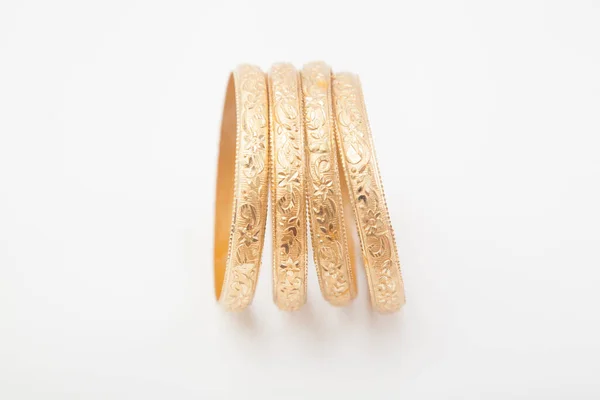 Horizontale Reihe Von Verkrusteten Massiven Goldenen Armbändern Auf Weißem Hintergrund — Stockfoto