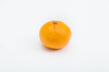 Beyaz arkaplanda turuncu mandalina