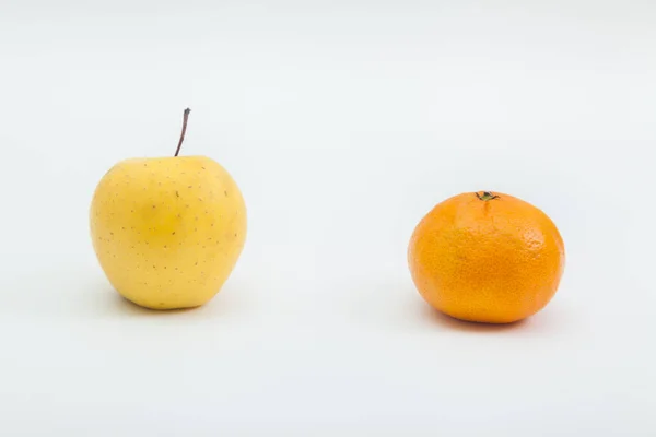 Tangerina Laranja Com Maçã Amarela Branco — Fotografia de Stock