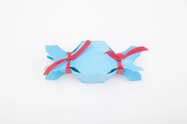 Beyaz arkaplanda kırmızı kurdeleli mavi orijinal şeker paketi