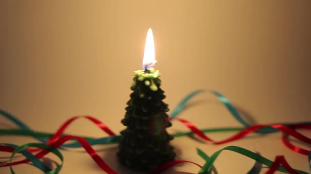 在黑暗中用颤抖的火焰扑灭燃烧的蜡烛 — 图库视频影像