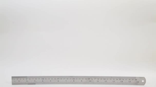 Panorama Vertical Regla Acero Inoxidable Con Pulgadas Centímetros Blanco — Vídeo de stock