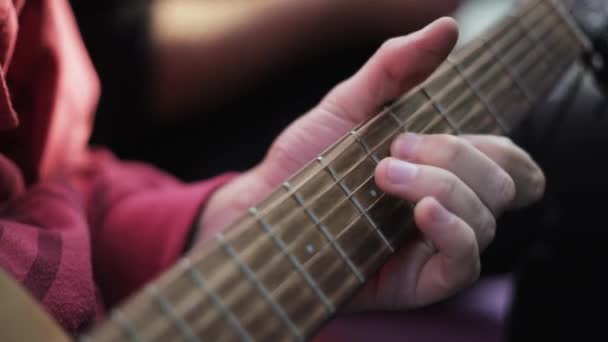 Fechar Mãos Tocando Guitarra Seis Cordas — Vídeo de Stock