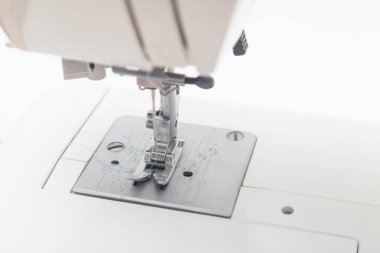 beyaz arkaplana karşı dikiş makinesi iğnesi makrosu