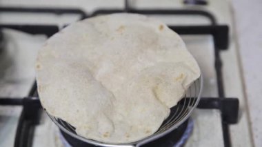 Yangında Chapati pişirmeye yakın.