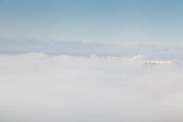 Daken Van Hoogbouw Mist Met Blauwe Lucht — Stockfoto