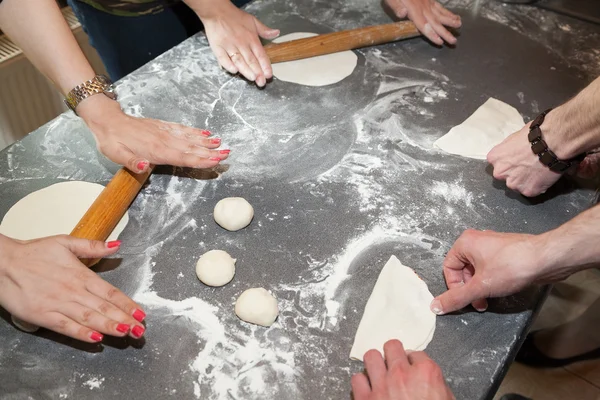 Molte mani rotolano la pasta — Foto Stock