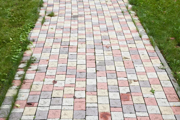 Pista de caminhada de azulejos coloridos — Fotografia de Stock