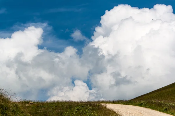 Nubes en las montañas — Foto de Stock