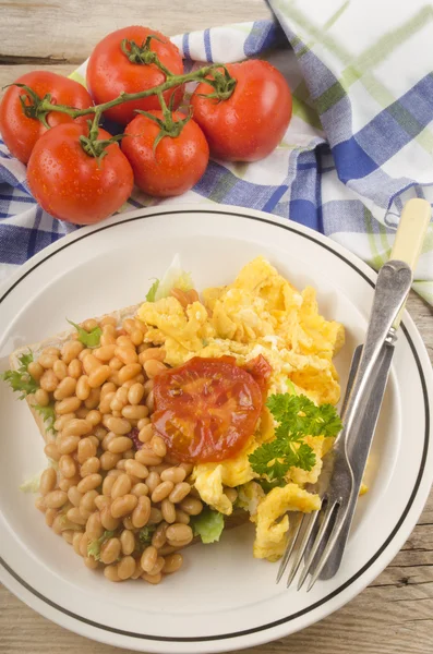 Scrambled eggs with baked beans — Stock Photo, Image