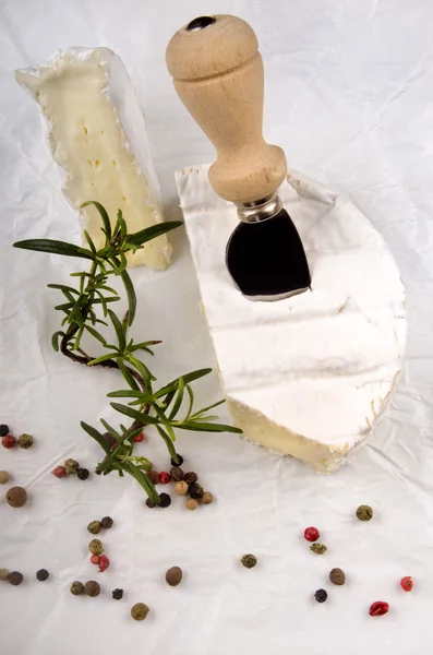 Camembert peyniri bıçak ve renkli biber ile — Stok fotoğraf