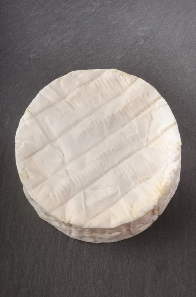 Slate üzerinde yapılan Fransız camembert — Stok fotoğraf