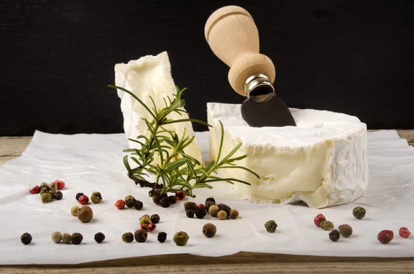 Camembert sajt kés és színes borssal — Stock Fotó