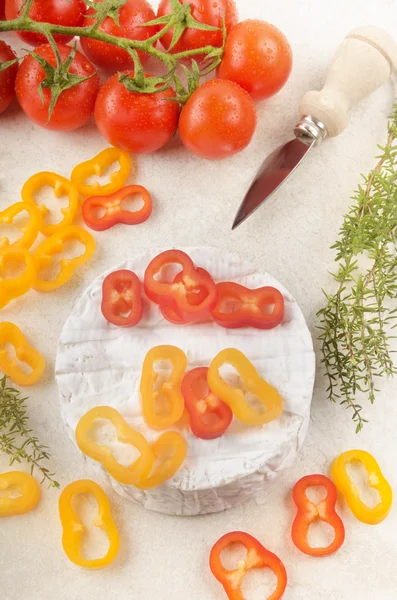 Camembert kırmızı biber, domates, kekik ile — Stok fotoğraf