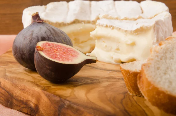 Camembert com figo e pão em tábua de madeira — Fotografia de Stock