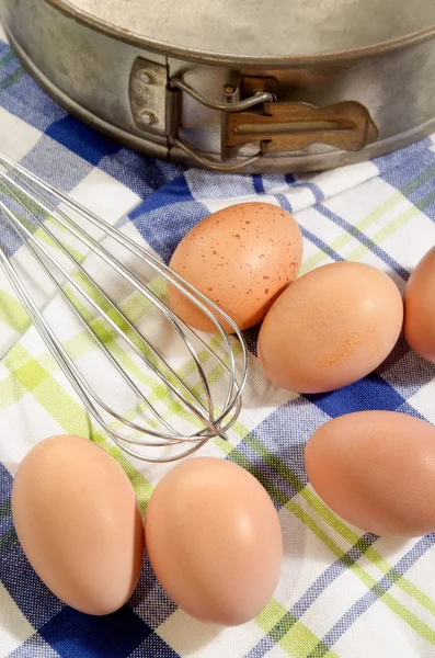 Ovos ao ar livre, batedor e assadeira — Fotografia de Stock