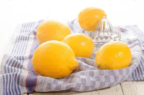 Limon ve bir mutfak havlu üzerinde limon sıkacağı — Stok fotoğraf