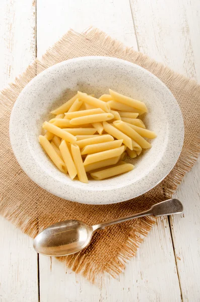 Ccoked penne rigate bir plaka üzerinde — Stok fotoğraf