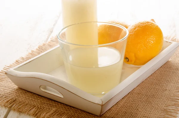 Freshly squeezed lemon juice in a glass — Stock Photo, Image