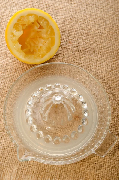 Cytryny wyciśnięty, Wyciskacz do cytryny i sok z cytryny — Zdjęcie stockowe