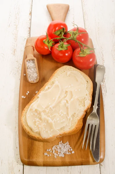 Pan de manteca con sal gruesa y tomates — Foto de Stock