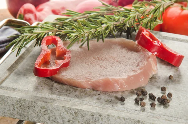Kırmızı biber ve biberiye ile ham kemiksiz domuz pirzolası — Stok fotoğraf