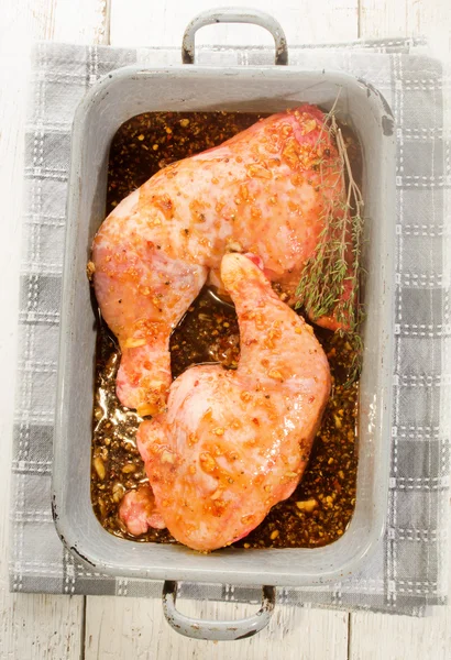 Jambe de poulet crue avec une marinade maison — Photo