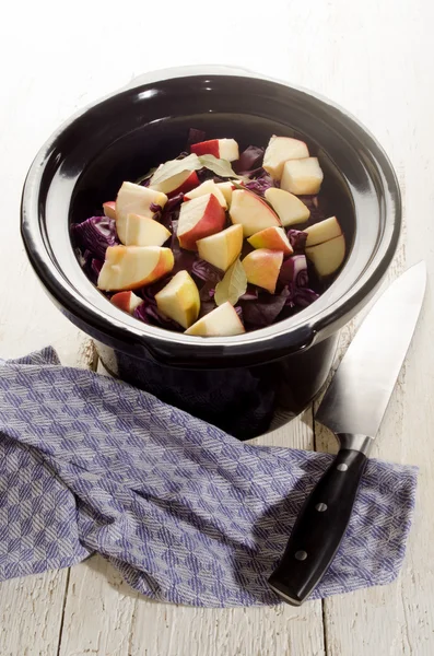 Col roja con manzana y hoja de laurel en una olla de cocción lenta —  Fotos de Stock