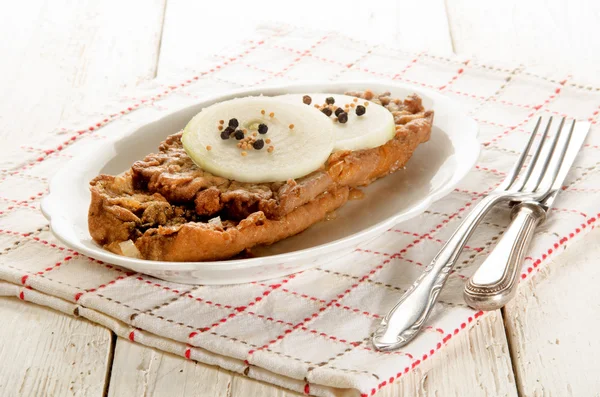 Gebratenes Fischfilet mit Zwiebeln, Pfeffer und Senfkörnern — Stockfoto