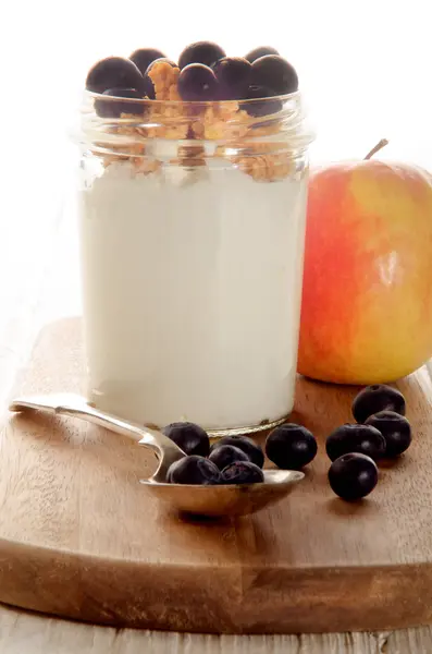 Breakfast with yogurt, muesli, blueberries and apple — Stock Photo, Image