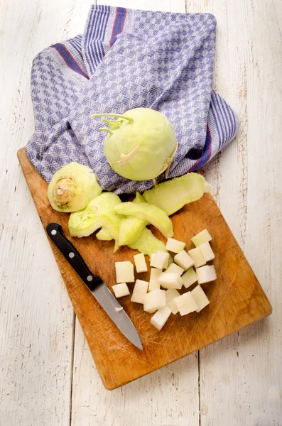 Chou-rave pelé et couteau de cuisine sur une planche de bois — Photo