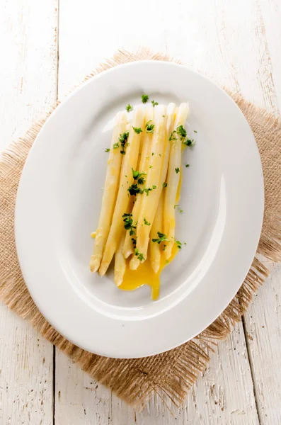 Espárragos blancos con mantequilla derretida y perejil picado — Foto de Stock